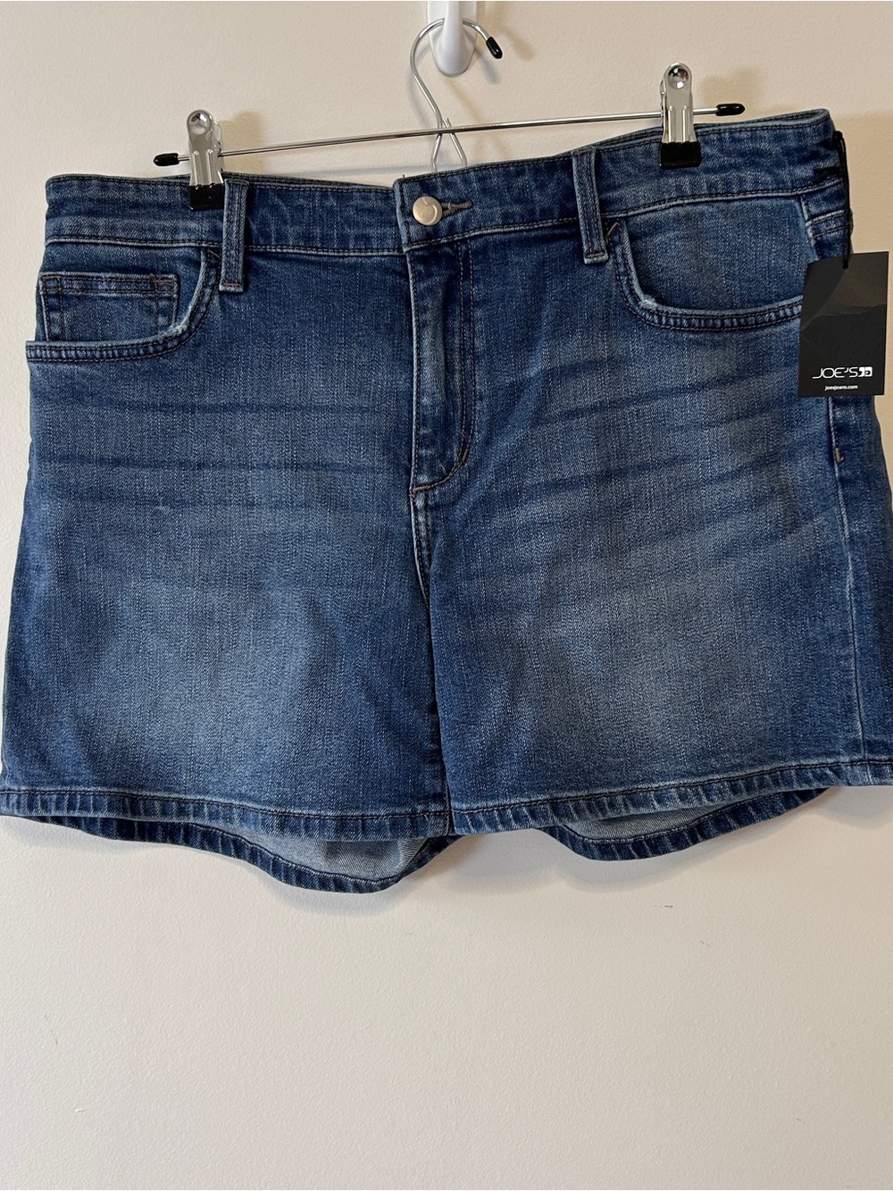 Joe's Jeans Women’s size 32 Medium Wash Blue Denim Shorts 4.5” Inseam Casual NWT